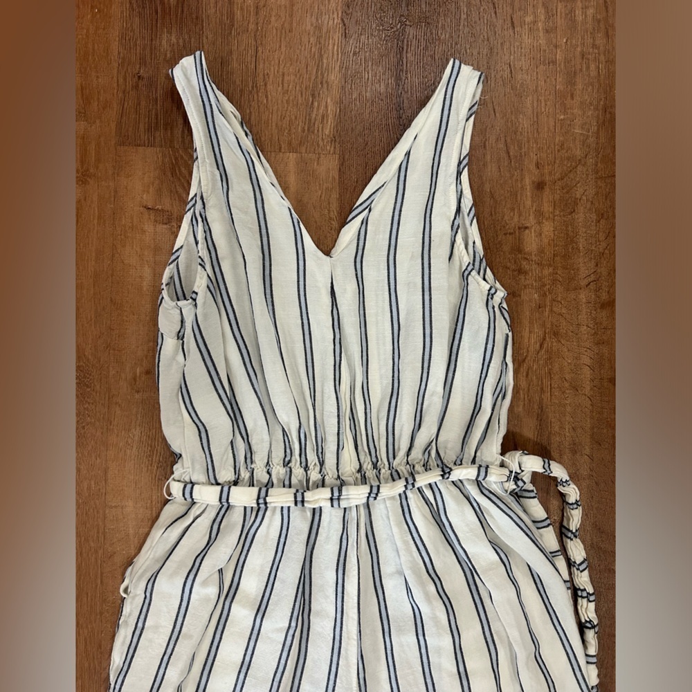 Universal Thread Linen Blend White Pinstripe Jump Suit Women’s size Small - Picture 12 of 13